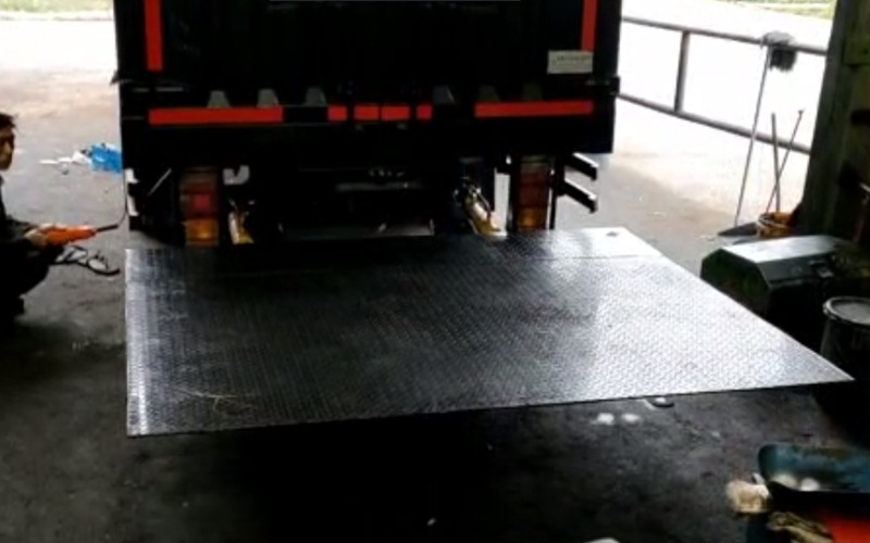 Dijual Liftgate Hidrolik Kapasitas 1 Ton, Alat Bantu Naik Turunkan Muatan dari Truk